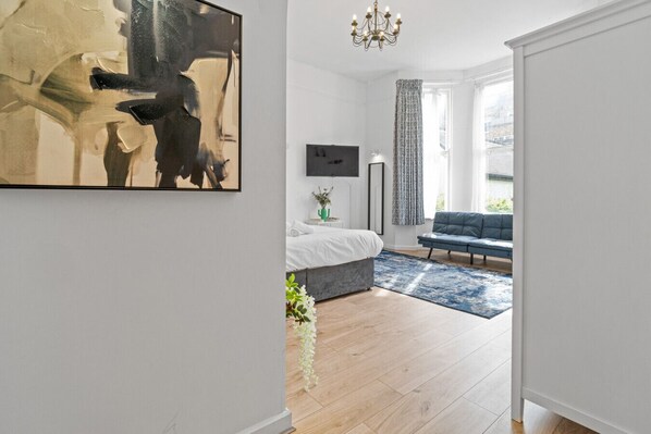 3 bedrooms, iron/ironing board, free WiFi, bed sheets - Charming 3BR by Redcliffe Gdns (Greater London)