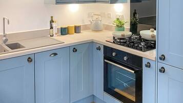 Réfrigérateur, four, plaque de cuisson, grille-pain