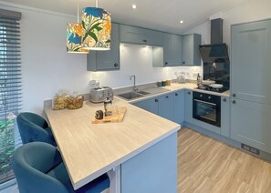 Réfrigérateur, un four, surface de cuisson, grille-pain