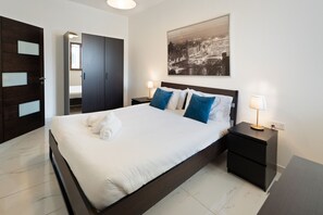 Tabla de planchar con plancha, wifi gratis y ropa de cama 