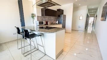 Kjøleskap, mikrobølgeovn, ovn og kokeplater