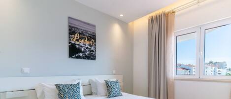 アイロン / アイロン台、WiFi (無料)、ベッドシーツ