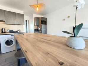 Kühlschrank, Mikrowelle, Wasserkocher mit Kaffee-/Teezubehör