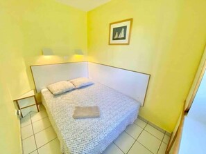 1 bedroom, iron/ironing board, bed sheets - Apartment 2p with pool near the sea (Saint-Raphaël)