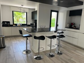 Kühlschrank, Mikrowelle, Ofen, Geschirrspüler