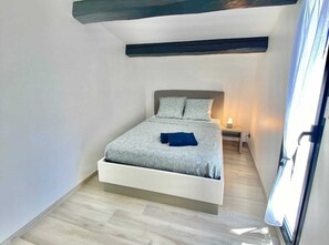4 quartos, ferros/tábuas de passar roupa, Wi-Fi, roupa de cama