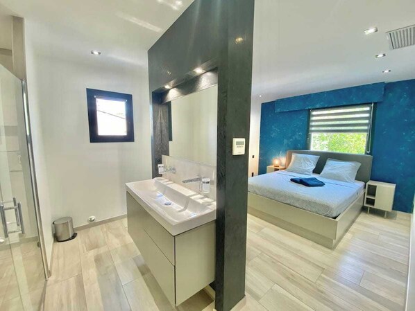 5 bedrooms, iron/ironing board, WiFi, bed sheets