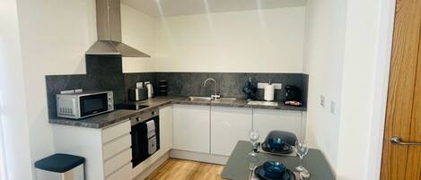 Kühlschrank, Mikrowelle, Ofen, Geschirrspüler