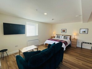 1 غرفة نوم ومكواة/لوح كي وواي فاي مجانًا وملاءات أسرّة