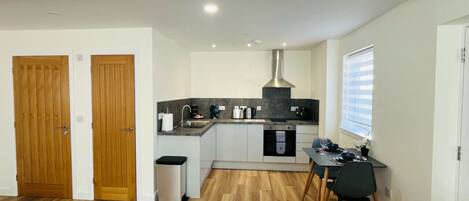 Jääkaappi, mikroaaltouuni, uuni, astianpesukone