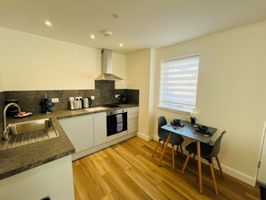 ثلاجة، ميكروويف، فرن، غسالة أطباق