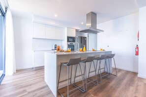 Frigorifero, microonde, forno, piano cottura