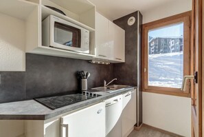 Kühlschrank, Mikrowelle, Ofen, Wasserkocher mit Kaffee-/Teezubehör