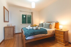 2 habitaciones, tabla de planchar con plancha y cuna de viaje