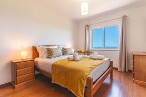 2 habitaciones, tabla de planchar con plancha y cuna de viaje 