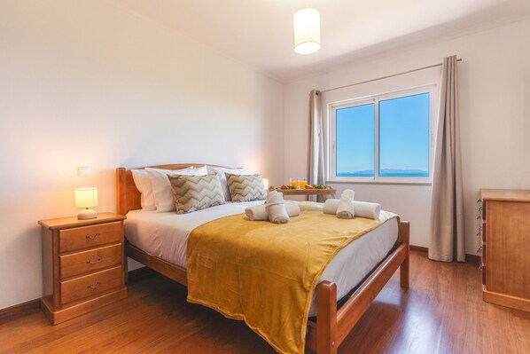 2 habitaciones, tabla de planchar con plancha y cuna de viaje 