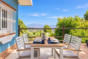 Outdoor dining - Cubo's Casa La Sierra del Tejar / private pool / air conditioning / free Wi-Fi (Alhaurín el Grande)