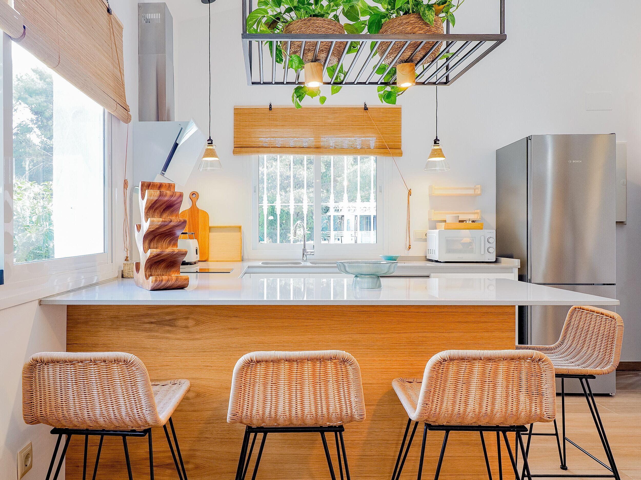 Een koelkast, een magnetron, een oven, een vaatwasser