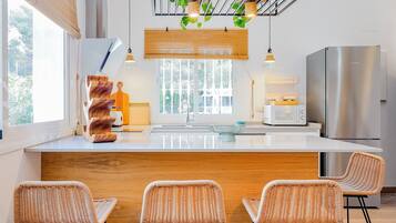 Een koelkast, een magnetron, een oven, een vaatwasser