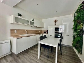 Réfrigérateur, micro-ondes, four, lave-vaisselle