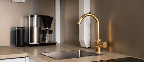 冷蔵庫、電子レンジ、オーブン、コンロ