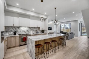 Refrigerador, microondas, horno, placa de cocina