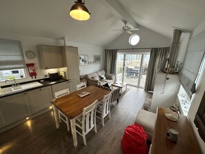 Smart TV, fireplace, table tennis