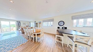 Dining - Len's Sandy Collection - 3 Cottages that sleeps 16 guests  in 8 bedrooms (Filey)