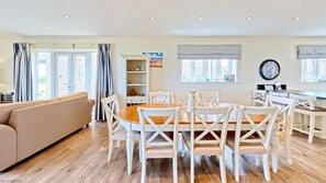 Interior - Len's Sandy Collection - 3 Cottages that sleeps 16 guests  in 8 bedrooms (Filey)
