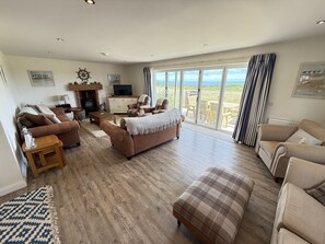 Smart TV, fireplace, table tennis