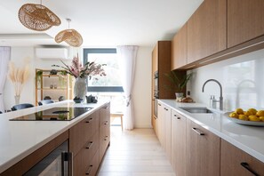 Kühlschrank, Mikrowelle, Ofen, Herdplatte