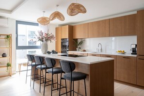 Réfrigérateur, micro-ondes, four, plaque de cuisson