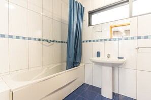 Séchoir à cheveux, serviettes fournies, papier de toilette