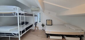2 habitaciones y tabla de planchar con plancha 