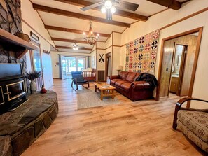 TV, fireplace, books - Waterfront Home Sleeps Five ~ Two Kayaks and Private Pier (Cedar Bluff)