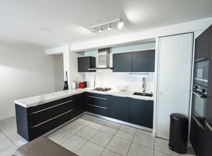 冷蔵庫、電子レンジ、オーブン、食器洗い機