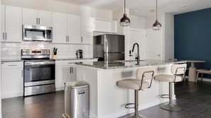 Réfrigérateur, table de salle à manger