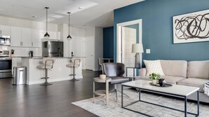 Smart TV - Landing | Stunning 1BD, Gym, Pool (Mableton)