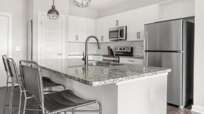 Kjøleskap og spisebord