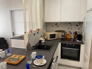 Kühlschrank, Mikrowelle, Ofen, Geschirrspüler