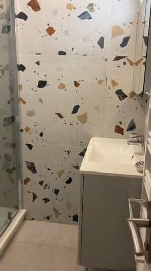 Shower, hair dryer, towels - Apartment for 2 with balcony, near beach (Cannes)