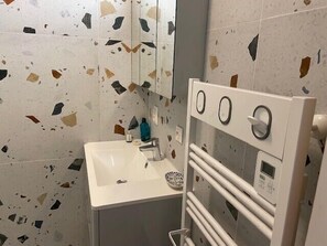Dusche, Haartrockner, Handtücher
