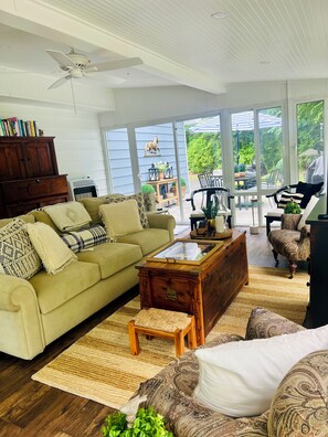 Smart TV, fireplace, stereo