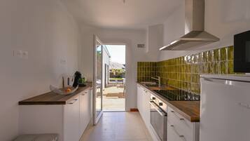 Een koelkast, een microgolfoven, een oven