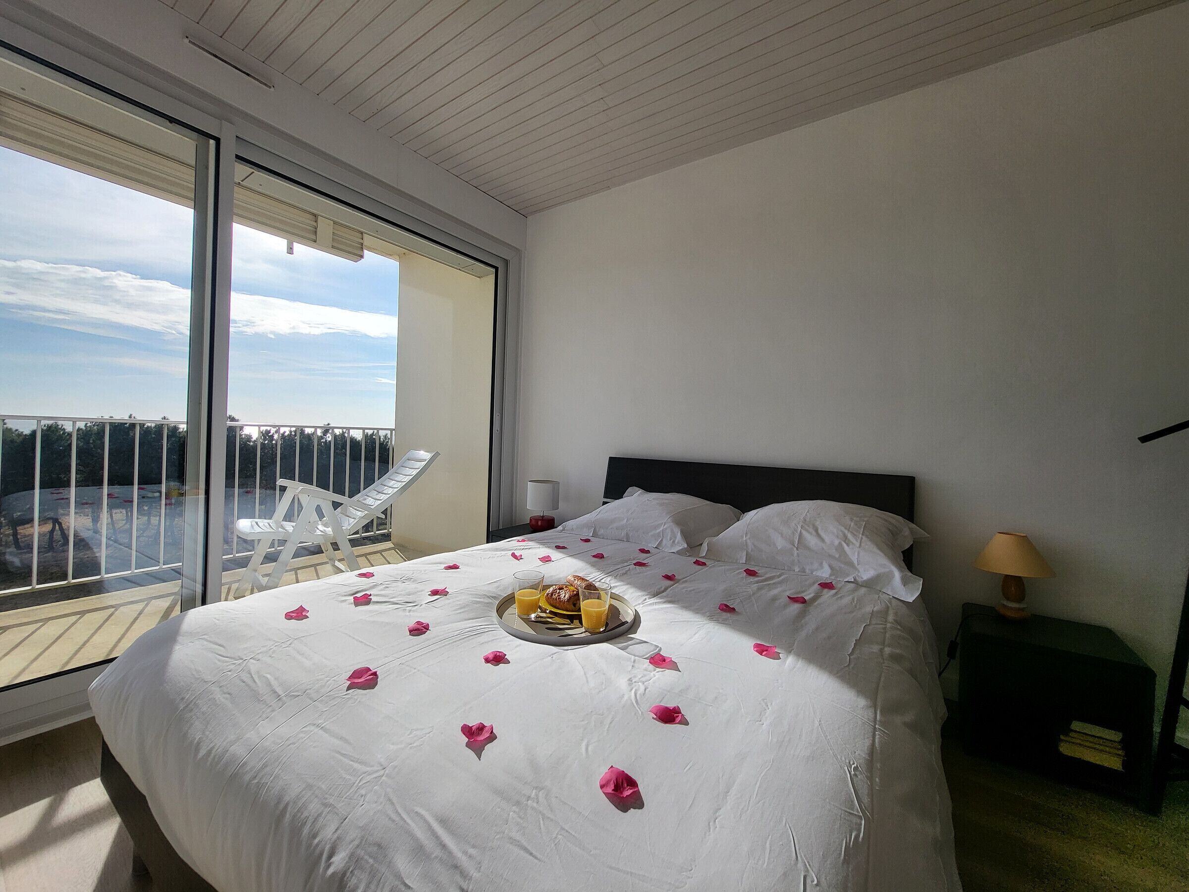 1 室のベッドルーム、WiFi