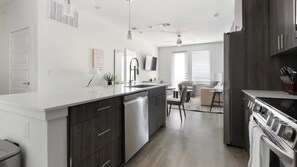 Réfrigérateur, tables à manger