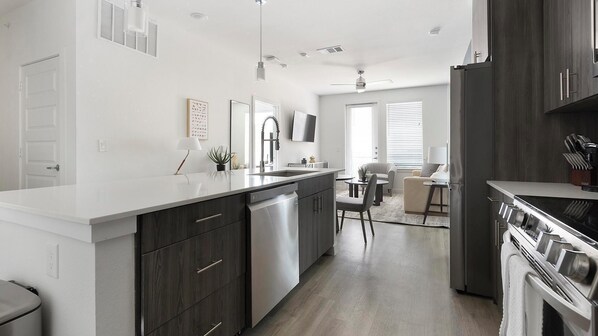 Refrigerador y comedor 