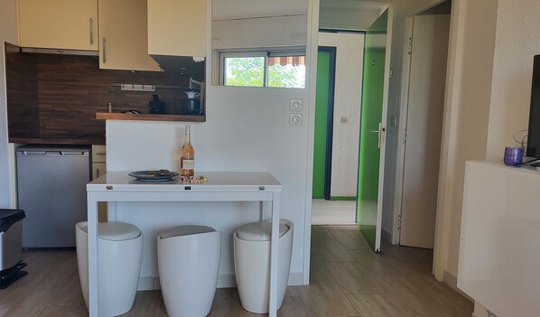 Fridge, microwave, oven, coffee/tea maker
