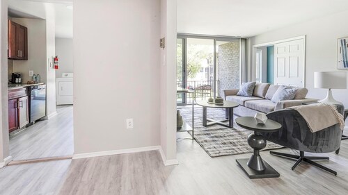 Landing | Spectacular 1BD, Gym, Pool