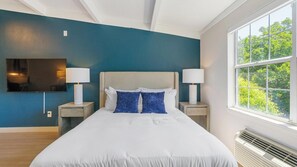 Escritorio, tabla de planchar con plancha, wifi y ropa de cama